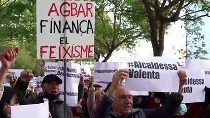 Manifestantes a favor y en contra de Colau en la Ciutat de la Justícia