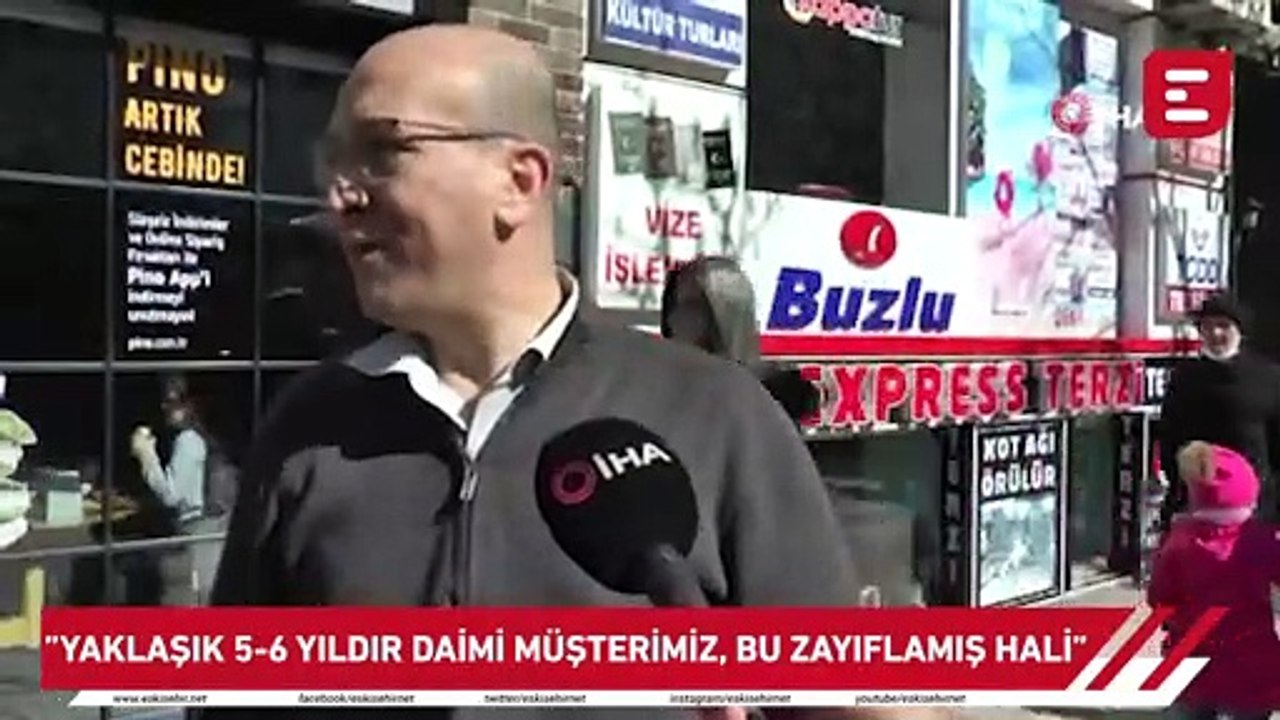 Her gün belirli saatlerde kendi için hazırlanan paketi almaya geliyor