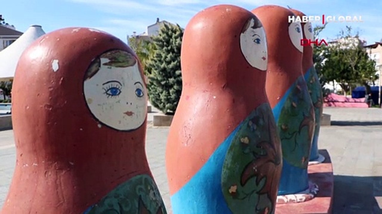 Antalya'da Dostluk Parkı'ndaki Rusların geleneksel oyuncak bebeği matruşkalara boyalı saldırı