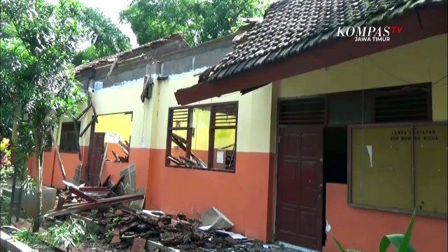 Miris, Sekolah Ambruk Siswa Belajar di Luar Kelas