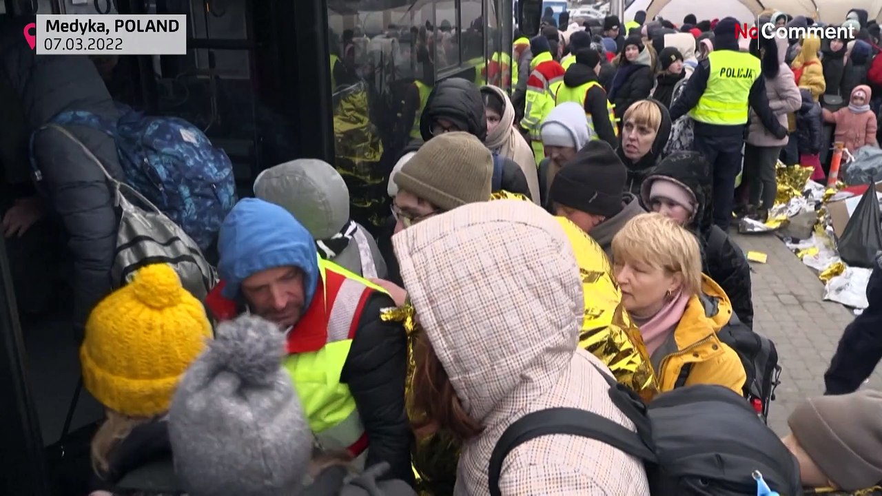 شاهد: لاجئون أوكرانيون يغادرون إلى وارسو من بلدة حدودية بولندية