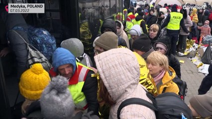 شاهد: لاجئون أوكرانيون يغادرون إلى وارسو من بلدة حدودية بولندية