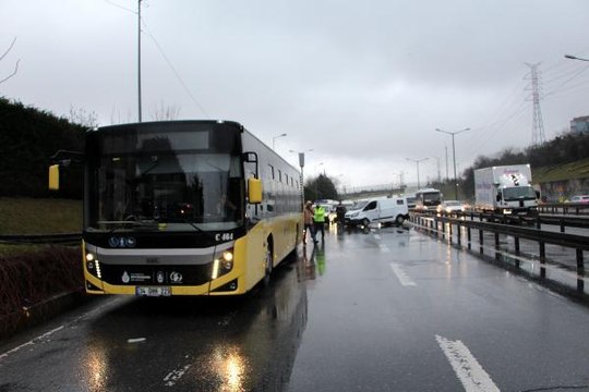 OKMEYDANI-TEM BAĞLANTI YOLUNDA TRAFİĞİ KİLİTLEYEN KAZA