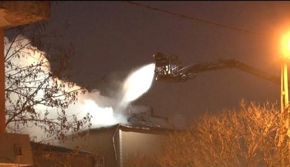 Tuzla'da 4 katlı binanın çatısı alevlere teslim oldu