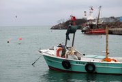 Batı Karadeniz'de balıkçılar olumsuz hava şartları nedeniyle limana demirledi