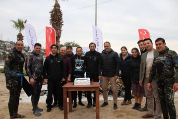 Bodrum'da dalgıçlar denizi, öğrenciler kıyıyı temizledi