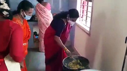 மகளிர் விடுதியில் சென்னை கலெக்டர் விஜயராணி அதிரடி ஆய்வு.. வாழைக்காய் பொரியல் செய்து அசத்தல்