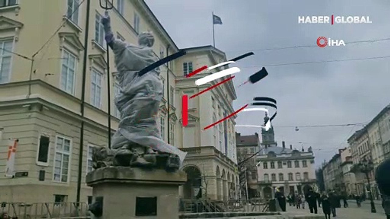 Lviv'de heykeller savaştan korunmaya çalışılıyor