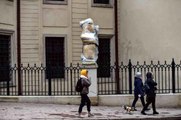 Lviv'de heykellere savaş ihtimaline karşı brandalar çekiliyor