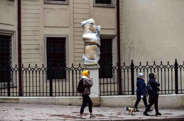 Lviv'de heykellere savaş ihtimaline karşı brandalar çekiliyor
