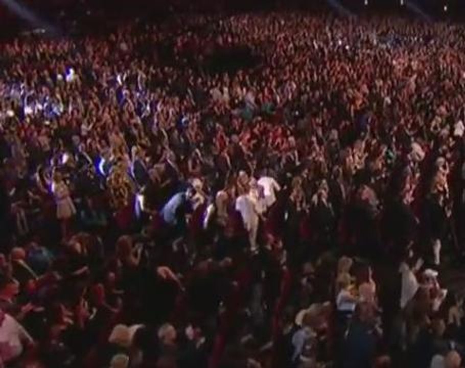 Green Day takes aim at Donald Trump at American Music Awards