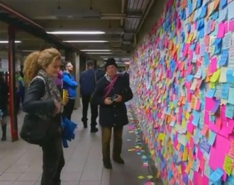 NYC builds sticky notes wall in defiance of Trump - Video Dailymotion