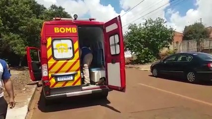 Homem sofre ferimento na perna durante trabalho com motosserra