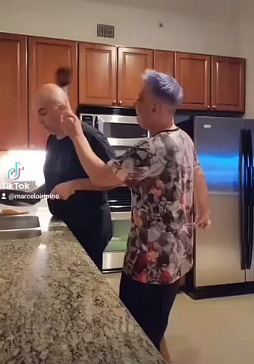 Marcelo Iripino y pareja Marcelo Frezzia cocinando en su casa en Miami
