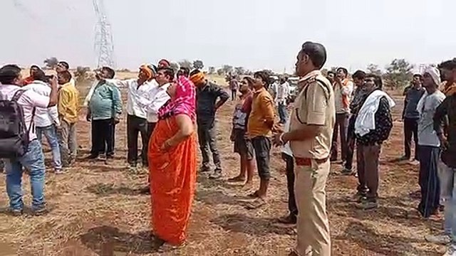 see video- 40 फीट ऊंचे हाईटेंशन लाइन टॉवर पर चढ़ा युवक किस पर लगा रहा आरोप