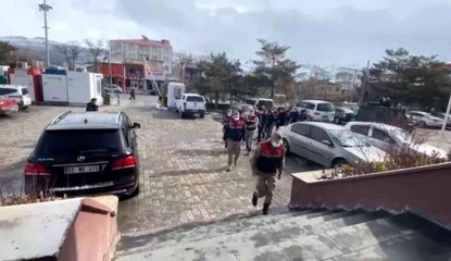 Muradiye'de göçmen kaçakçılığı yapan 5 kişi tutuklandı