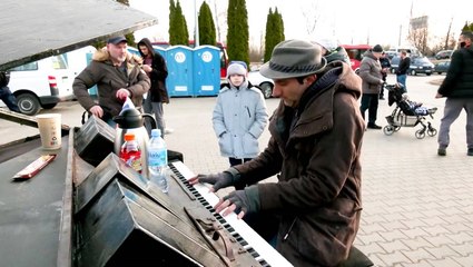 Piano man warms hearts of Ukrainian refugees