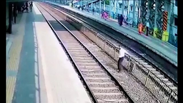 Il traverse la voie ferrée et échappe de justesse au train qui passe