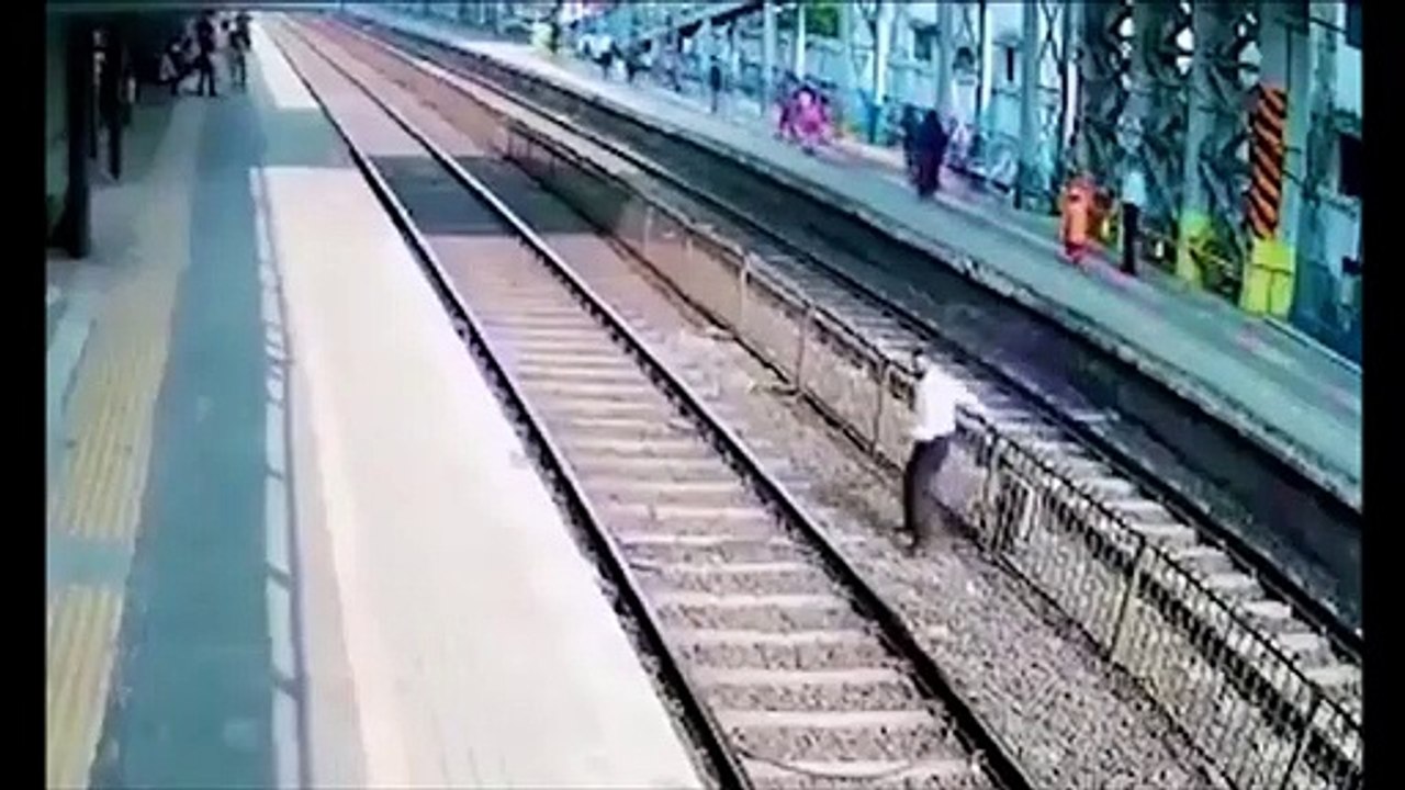 Il traverse la voie ferrée et échappe de justesse au train qui passe