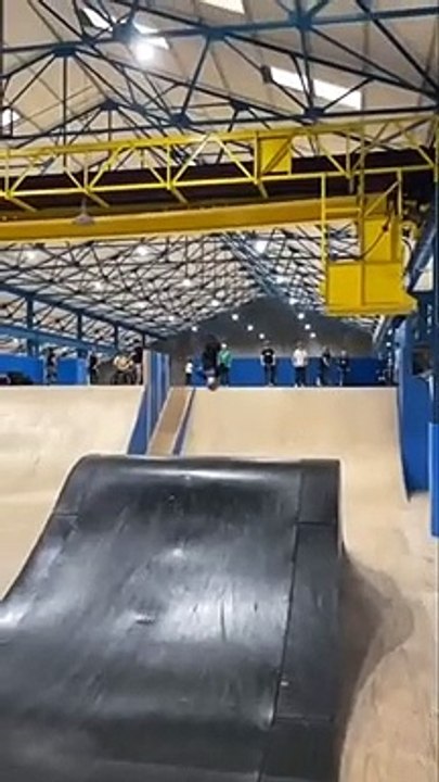 Un gamin réussit un double backflip sur une trottinette