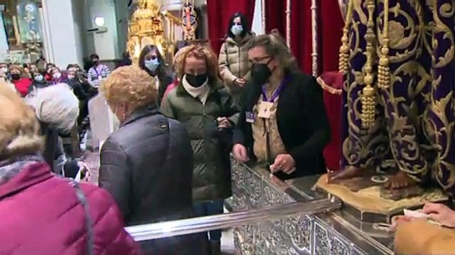 Los feligreses recuperan la veneración al Cristo de Medinaceli pero sin besapié