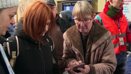 Poloneses recebem ucranianos com comida e brinquedos