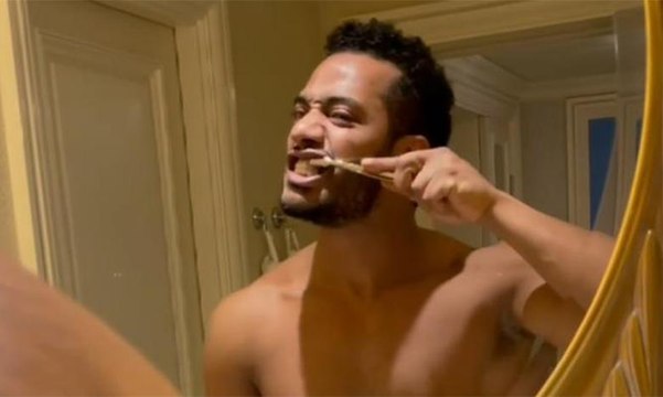 محمد رمضان يستخدم معجون أسنان مصنوع من الذهب