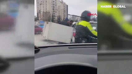 Trafikte dehşet anları! Bagajından aldığı çekiçle saldırdı