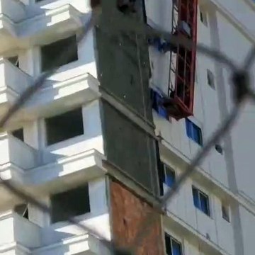 Andaime cai e trabalhadores ficam pendurados no 11° andar de prédio em Palhoça