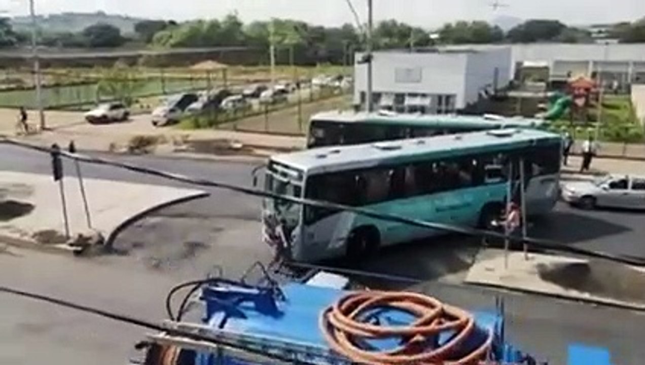 Homem se deita em frente a ônibus que tentava r...