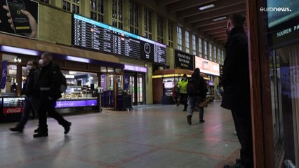 Russos abandonam o país de comboio