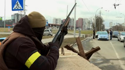 أهالي كييف يتسلحون بما أتيح لهم لمنع دخول القوات الروسية