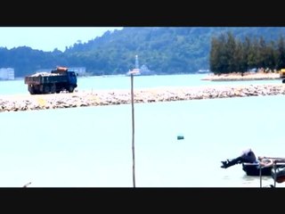 Rakusnya pembangunan di Teluk Muroh, Lumut