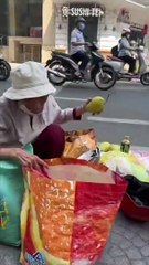 Clip: Cụ bà lên TP.HCM khám bệnh, phải bán 15 quả xoài để có tiền về quê