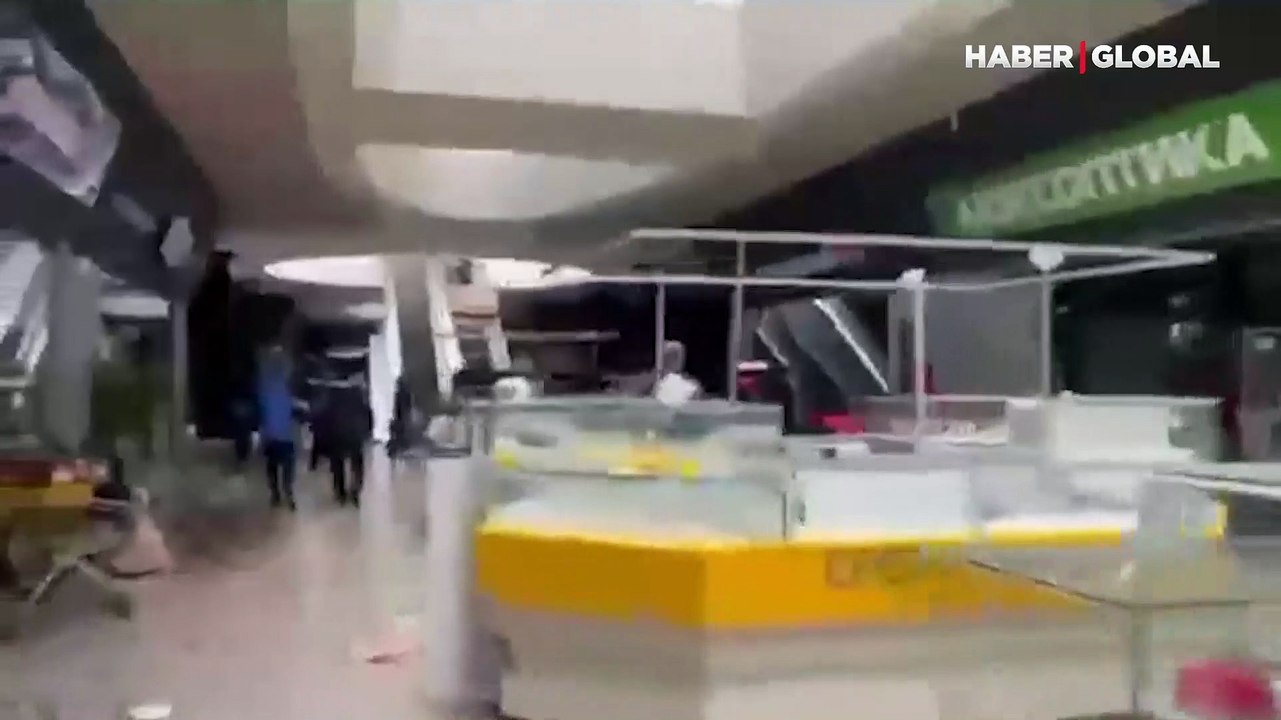 Kuşatma altındaki Mariupol'da halk AVM yağmaladı