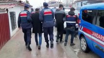 Şaka gibi hırsızlık şebekesi... Suçta kullandıkları kamyonetin önündeki yazı onları ele verdi