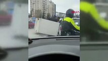 Kırmızı ışıkta geçtiği için korna çalan sürücüye çekiçle saldırdı, videoyu çeken kişiyi tehdit etti!