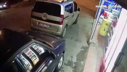 Maltepe'de virajı alamayan sürücü park halindeki araca böyle çarptı