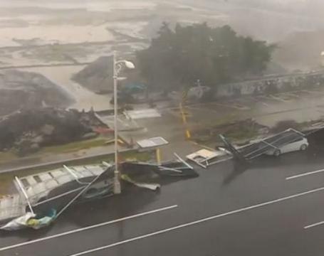 Eyewitness videos show Typhoon Meranti battering Taiwan