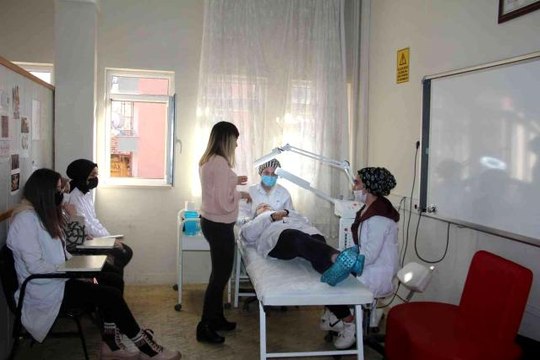 Hem eğitim görüyorlar hem de para kazanıyorlar! Bu okuldan mezun olan işsiz kalmıyor