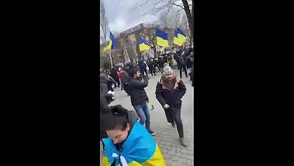 Скачать видео: Soldados rusos reprimen a tiros una manifestación de ucranianos en Jersón