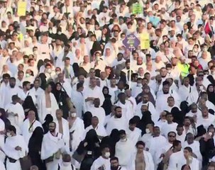Hajj pilgrims return to scene of deadly stampede