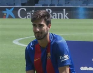 Barcelona perkenal Paco Alcacer