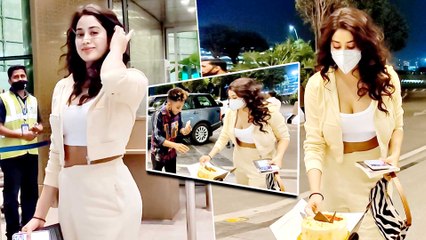Gunjan Saxena Actress Janhvi Kapoor Celebrated Her Birthday With Paparazzi At Airport