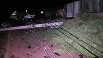 PERIGO RISCO DE CHOQUE ELÉTRICO: condutor perde o controle de veículo Gol e derruba dois postes no XIV de Novembro