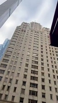 Danger : quand des blocs de glace tombent du haut des gratte ciels !