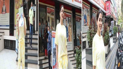 Nikki Tamboli इस Look में स्पॉट हुई  Lokhandwala और दिया मीडिया को पोज़; Watch video | FilmiBeat