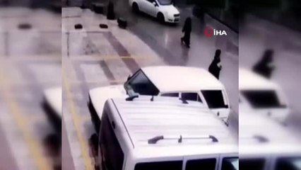 Başkentte trafik kazası... Otomobilin yayaya çarptığı anlar kamerada