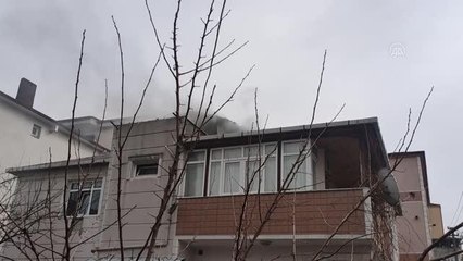 Çatı yangınında 3 kişi dumandan etkilendi