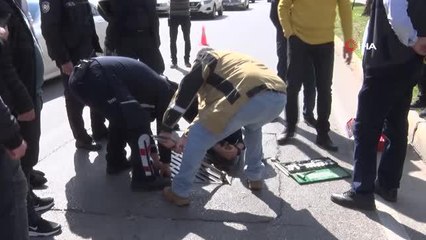 Hurda malzeme toplamak için kanalizasyona girdiler, mahsur kaldılar